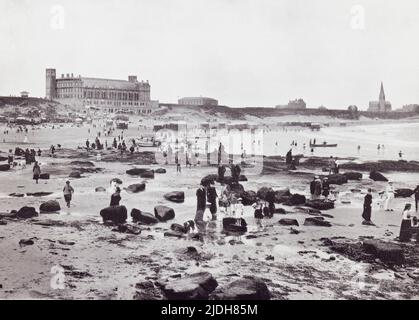 Tynemouth, North Tyneside, Angleterre, l'Aquarium et les sables, vus ici au 19th siècle. De la côte, un album de photos de photos du chef des lieux d'intérêt de la mer en Grande-Bretagne et en Irlande publié Londres, 1895, par George Newnes Limited. Banque D'Images