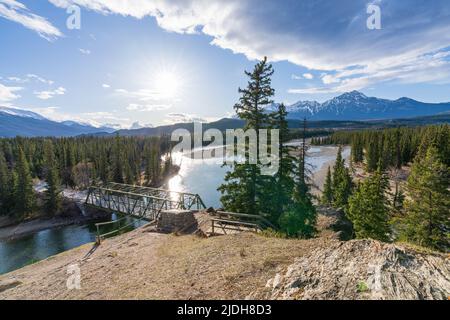 Pont de fer Old fort point Trail. Rivière Athabasca, parc national Jasper magnifique paysage, Rocheuses canadiennes. Alberta, Canada. Banque D'Images