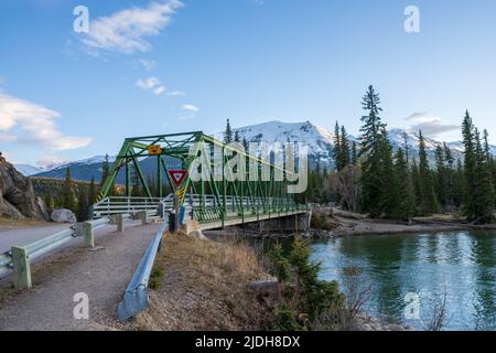 Pont de fer Old fort point Trail. Rivière Athabasca, parc national Jasper magnifique paysage, Rocheuses canadiennes. Alberta, Canada. Banque D'Images