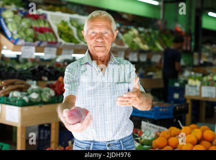 Acheteur heureux sur le marché agricole Banque D'Images