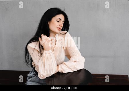 Femme attrayante avec des timbres de pigmentation de vitiligo sur les mains. Maladies saisonnières de la peau Banque D'Images