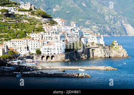 Vue imprenable sur le village d'Amalfi pendant une journée ensoleillée. Amalfi est une ville et une commune sur la côte amalfitaine dans la province de Salerne, en Italie. Banque D'Images