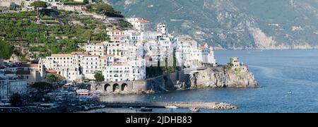 Vue imprenable sur le village d'Amalfi pendant une journée ensoleillée. Amalfi est une ville et une commune sur la côte amalfitaine dans la province de Salerne, en Italie. Banque D'Images