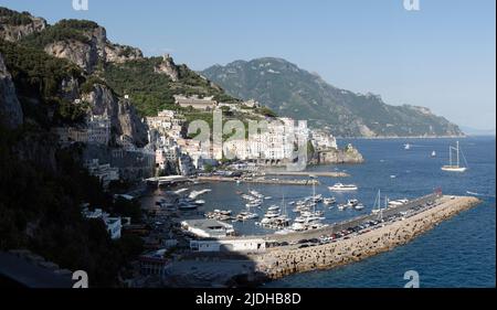 Vue imprenable sur le village d'Amalfi pendant une journée ensoleillée. Amalfi est une ville et une commune sur la côte amalfitaine dans la province de Salerne, en Italie. Banque D'Images