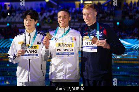 Sunwoo Hwang de la République de Corée Médaille d'argent, David Popovici de la Roumanie Médaille d'or, Tom Dean de la Grande-Bretagne Médaille de bronze, hommes 200 M Freestyle pendant les 20 ème Championnats du monde de la FINA Budapest 2022, natation sur 20 juin 2022 à Budapest, Hongrie - photo: Laurent Lairys/DPPI/LiveMedia crédit: Agence photo indépendante/Alamy Live News Banque D'Images