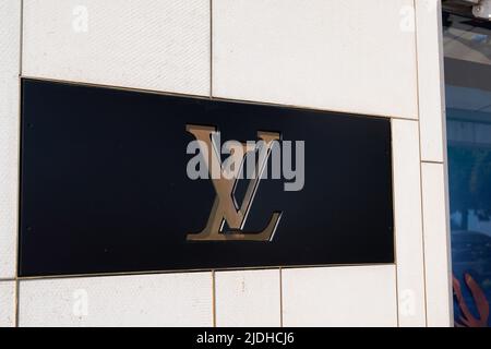 Cannes , paca , France - 06 12 2022 : logo Louis vuitton et texte du signe façade entrée magasin mode marque magasin de vêtements en vue sur la rue Banque D'Images