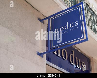 Bordeaux , Aquitaine France - 06 12 2022 : logo nodus texte et enseigne de façade de marque pour le magasin de vêtements de luxe français pour hommes Banque D'Images