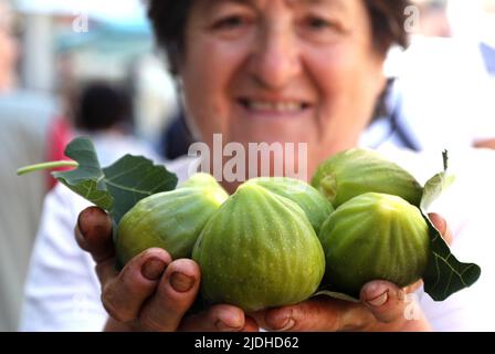 Le premier jour de l'été, les premières figues sont arrivées sur le marché de Sibenik, en Croatie, sur 21 juin 2022. Photo: Dusko Jaramaz/PIXSELL Banque D'Images