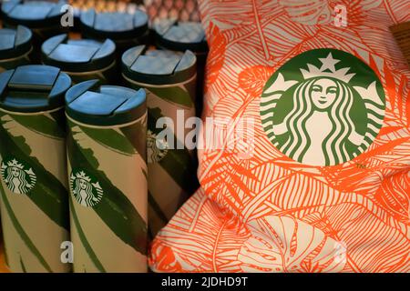 Bordeaux , Aquitaine France - 06 10 2022 : logo starbucks rond et marque nous marque café américain Banque D'Images