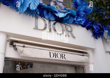 Cannes , paca , France - 06 12 2022 : texte et logo de marque du magasin Christian dior France Producteur et fabricant de l'industrie du vêtement de mode Banque D'Images