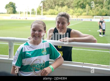 Ellen White, de l'Angleterre, pose une photo avec un fan lors d'une séance d'entraînement au parc St George, Burton-upon-Trent. Date de la photo: Mardi 21 juin 2022. Banque D'Images