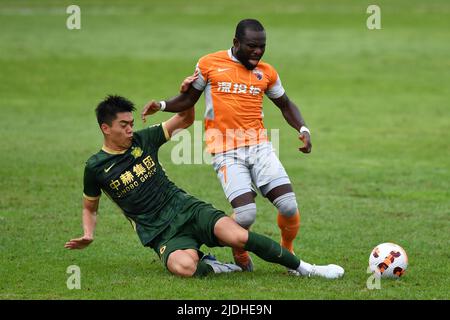 Meizhou, province chinoise de Guangdong. 21st juin 2022. Frank Acheampong (R) du Shenzhen FC rivalise avec Liang Shaowen de Beijing Guoan lors de leur match de la Super League (CSL) de la saison 2022 de l'Association chinoise de football à Meizhou, dans la province de Guangdong, au sud de la Chine, au 21 juin 2022. Credit: Chen Zhenhai/Xinhua/Alamy Live News Banque D'Images