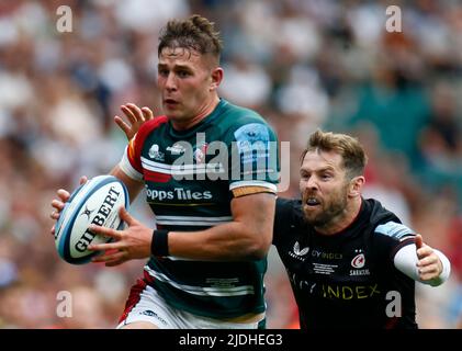 LONDRES ANGLETERRE - JUIN 18 : Freddie Steward de Leicester Tigers et Elliot Daly de Saracens lors de la première finale anglaise Gallagher entre Saracens Banque D'Images