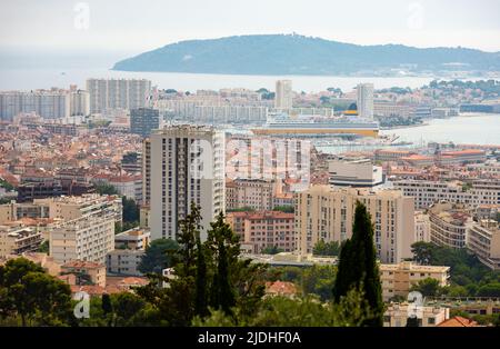 Ville de Toulon et côte de la montagne de Faron Banque D'Images