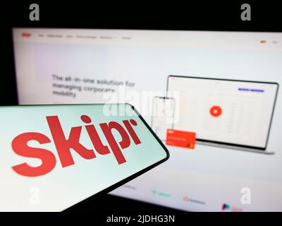 Téléphone mobile avec logo de la société belge de mobilité Skipr sa à l'écran devant le site Web des entreprises. Effectuez la mise au point au centre-droit de l'écran du téléphone. Banque D'Images