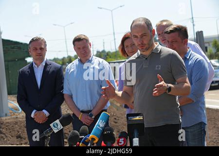 Région de Lviv, Ukraine, 20/06/2022, le ministre ukrainien de l'Infrastructure, Oleksandr Kubrakov, s'exprime lors d'une réunion d'information lors de l'ouverture du point de contrôle Krakovets-Korczowa à la frontière entre l'Ukraine et la Pologne, qui a été amélioré dans le cadre du projet de frontière ouverte, région de Lviv, dans l'ouest de l'Ukraine. L'Ukraine et la Pologne ont accepté d'améliorer la capacité du point de contrôle Krakovets-Korczowa d'au moins 50 % dans les semaines à venir dans le cadre du projet de frontière ouverte, notamment en augmentant le nombre de voies pour les camions et en créant des pavillons supplémentaires pour les douanes et le contrôle des passeports. 20 juin 2022. Photo par Alona Nikolaievych/UK Banque D'Images