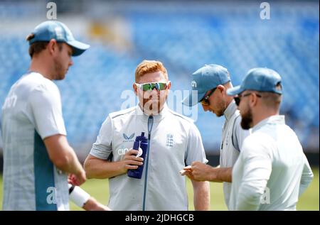 Stuart Broad en Angleterre, Jonny Bairstow, Joe Root et l'entraîneur-chef Brendon McCullum (gauche-droite) lors d'une séance de filets au stade Emerald Headingley, Leeds. Date de la photo: Mardi 21 juin 2022. Banque D'Images