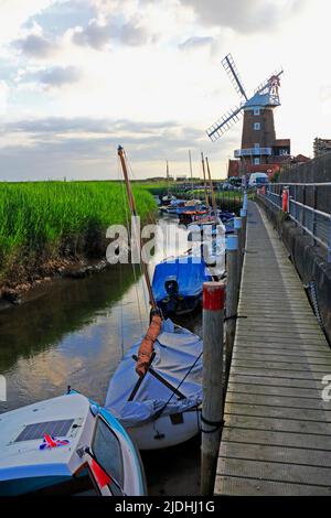 Une vue sur le port restauré de CLEY et le moulin à vent de marque lors d'une matinée d'été à CLEY-Next-the-Sea, Norfolk, Angleterre, Royaume-Uni. Banque D'Images