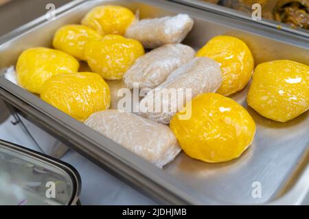 Roulés de blanc et jaune EBA - Garri dans le plat de affliement à la fête Banque D'Images