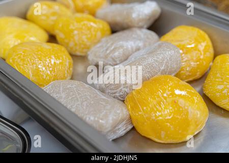 Roulés de blanc et jaune EBA - Garri dans le plat de affliement à la fête Banque D'Images