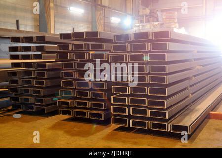 Entreposage dans l'atelier à l'usine de pièces brutes d'un canal métallique. Industrie. Banque D'Images