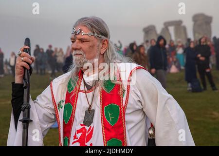 WILTSHIRE, ANGLETERRE - JUIN 21,2022 : les druides, les païens et les fêtards se rassemblent à Stonehenge, espérant voir le soleil se lever, alors qu'ils participent aux célébrations du solstice d'été à l'ancien monument néolithique de Stonehenge près de Salisbury sur 21 juin 2022 dans le Wiltshire, en Angleterre. Plusieurs milliers de personnes se sont rassemblées au lever du soleil au célèbre cercle de pierres historiques, un monument historique classé au patrimoine mondial de l'UNESCO, pour célébrer le solstice Banque D'Images