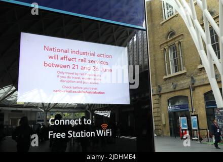 Informations sur la grève nationale des chemins de fer à la gare de Kings Cross à 21 juin 2022, Londres, Royaume-Uni Banque D'Images