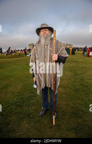 WILTSHIRE, ANGLETERRE - JUIN 21,2022 : les druides, les païens et les fêtards se rassemblent à Stonehenge, espérant voir le soleil se lever, alors qu'ils participent aux célébrations du solstice d'été à l'ancien monument néolithique de Stonehenge près de Salisbury sur 21 juin 2022 dans le Wiltshire, en Angleterre. Plusieurs milliers de personnes se sont rassemblées au lever du soleil au célèbre cercle de pierres historiques, un monument historique classé au patrimoine mondial de l'UNESCO, pour célébrer le solstice Banque D'Images