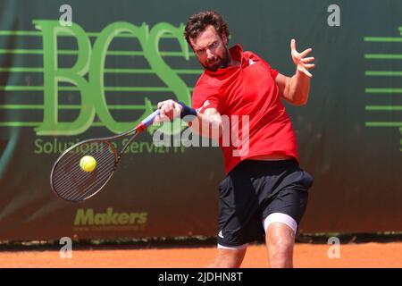 Milan, Italie. 20th juin 2022. Italie, Milan, juin 20 2022: Ernests Gulbis lors d'un match de tennis E. GULBIS (LAT) contre J. LENZ (GER) 1st Round ATP Challenger Milan at Aspria Club (Credit image: © Fabrizio Andrea Bertani/Pacific Press via ZUMA Press Wire) Banque D'Images