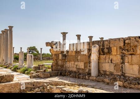 Les ruines de l'ancien Salamis dans le nord de Chypre, avec un ciel bleu au-dessus Banque D'Images