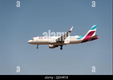 18.06.2022, Berlin, Allemagne, Europe - Un Airbus A320-200 Eurowings s'approche de l'aéroport de Brandebourg de Berlin pour atterrir. Banque D'Images