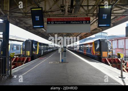 Trains garés sur les quais de la gare de Portsmouth Harbour en raison de la grève de chemin de fer RMT 2022. Pas de train en cours et pas de personnel en service. Banque D'Images