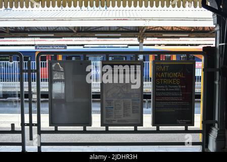 Panneaux d'information sur le train RMT Strike 2022 à la gare de Portsmouth Harbour. Tous les trains sur la plate-forme sont fermés et aucun personnel ne travaille. Banque D'Images