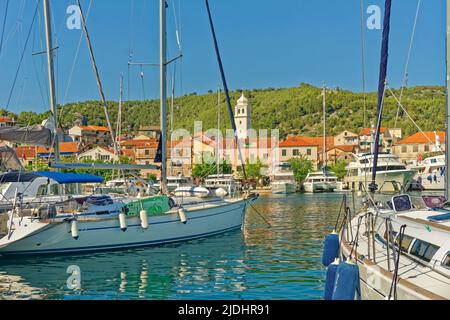 Port de plaisance à Skradin près des cascades de Krka et du parc national de Krka, près de Sibenik en Croatie. Banque D'Images