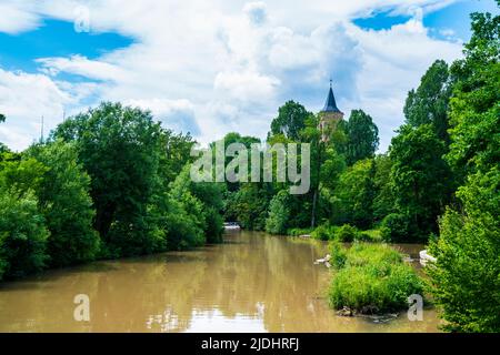 Allemagne, Waiblingen vieille ville historique église steeple bâtiment derrière le fleuve de rems en été le jour ensoleillé entre vert paysage de la nature Banque D'Images