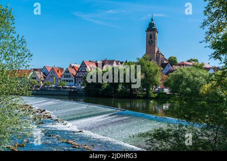 Allemagne, ville de Nuertingen et paysage urbain à côté de la rivière neckar et stadtgarten en été par jour ensoleillé avec ciel bleu, vue panoramique Banque D'Images