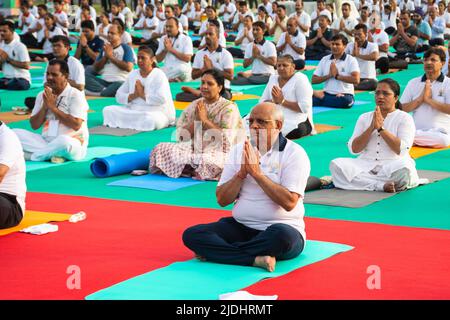 Ahmedabad, Gujarat, Inde. 21st juin 2022. M. Bhupendra Patel, Le Ministre en chef de l'État du Gujarat de l'Inde s'est joint à la célébration au niveau de l'État de la Journée internationale du Yoga de 8th à Ahmedabad et a pratiqué le Yoga avec tous les présents et a conseillé aux interprètes d'effectuer régulièrement le Yoga pour maintenir une bonne santé et la tranquillité d'esprit, ce qui est très nécessaire dans ces jours de style de vie trépidant. Il semble que la couverture de la journée massive de yoga a été plus de 7 000 personnes qui ont participé à l'événement, y compris les élèves de l'école. (Credit image: © Sauragh Sirohiya/ZUMA Press Wire) Banque D'Images