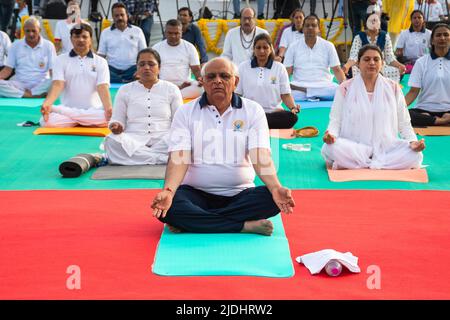 Ahmedabad, Gujarat, Inde. 21st juin 2022. M. Bhupendra Patel, Le Ministre en chef de l'État du Gujarat de l'Inde s'est joint à la célébration au niveau de l'État de la Journée internationale du Yoga de 8th à Ahmedabad et a pratiqué le Yoga avec tous les présents et a conseillé aux interprètes d'effectuer régulièrement le Yoga pour maintenir une bonne santé et la tranquillité d'esprit, ce qui est très nécessaire dans ces jours de style de vie trépidant. Il semble que la couverture de la journée massive de yoga a été plus de 7 000 personnes qui ont participé à l'événement, y compris les élèves de l'école. (Credit image: © Sauragh Sirohiya/ZUMA Press Wire) Banque D'Images