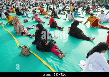 Ahmedabad, Gujarat, Inde. 21st juin 2022. M. Bhupendra Patel, Le Ministre en chef de l'État du Gujarat de l'Inde s'est joint à la célébration au niveau de l'État de la Journée internationale du Yoga de 8th à Ahmedabad et a pratiqué le Yoga avec tous les présents et a conseillé aux interprètes d'effectuer régulièrement le Yoga pour maintenir une bonne santé et la tranquillité d'esprit, ce qui est très nécessaire dans ces jours de style de vie trépidant. Il semble que la couverture de la journée massive de yoga a été plus de 7 000 personnes qui ont participé à l'événement, y compris les élèves de l'école. (Credit image: © Sauragh Sirohiya/ZUMA Press Wire) Banque D'Images