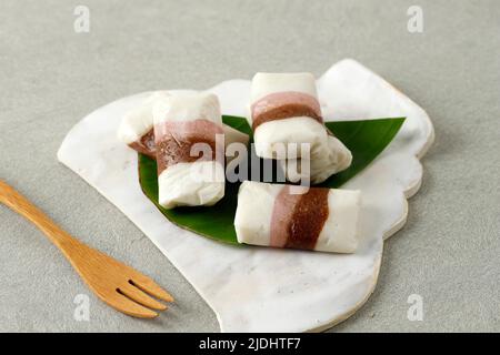 Getuk Tigna Warna ou Getuk Trio, en-cas javanais traditionnel sucré de Magelang. Un mélange de manioc, sucre, et noix de coco, gros plan Banque D'Images
