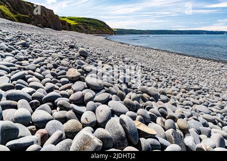 Pittoresque Pebble Beach et vue sur la mer à Greencliff Beach, montrant des galets qui s'étendent le long de la côte. Tide entrant, en regardant vers Hartland point: #2 Banque D'Images