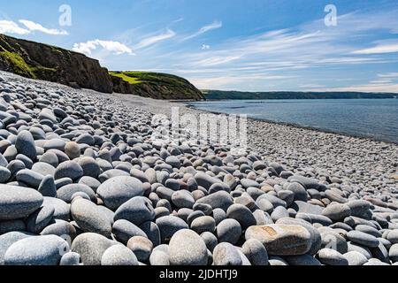 Pittoresque Pebble Beach et vue sur la mer à Greencliff Beach, montrant des galets qui s'étendent le long de la côte. Tide entrant, en regardant vers Hartland point: #3 Banque D'Images