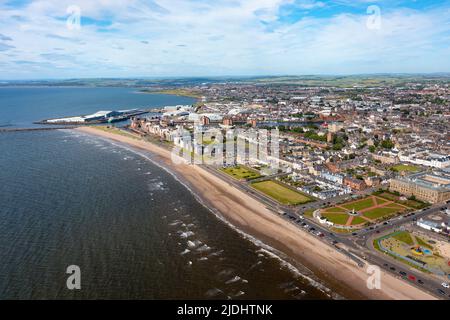 Vue aérienne du drone de la ville d'Ayr sur la côte de Firth of Clyde à Ayrshire, Écosse, Royaume-Uni Banque D'Images