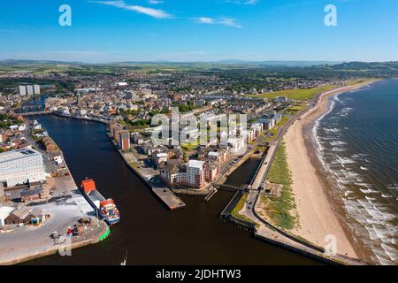 Vue aérienne du drone de la ville d'Ayr sur la côte de Firth of Clyde à Ayrshire, Écosse, Royaume-Uni Banque D'Images