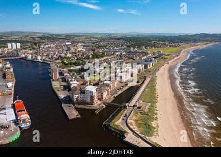 Vue aérienne du drone de la ville d'Ayr sur la côte de Firth of Clyde à Ayrshire, Écosse, Royaume-Uni Banque D'Images