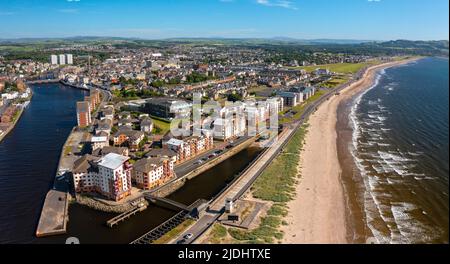 Vue aérienne du drone de la ville d'Ayr sur la côte de Firth of Clyde à Ayrshire, Écosse, Royaume-Uni Banque D'Images