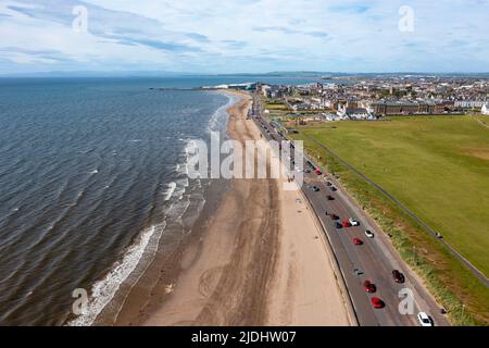 Vue aérienne du drone de la ville d'Ayr sur la côte de Firth of Clyde à Ayrshire, Écosse, Royaume-Uni Banque D'Images