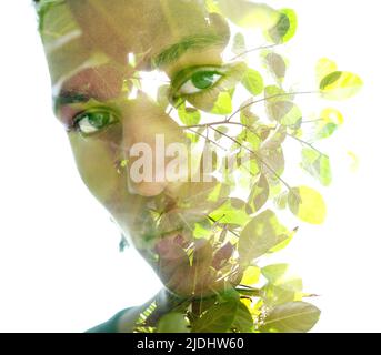 Portrait serein d'un jeune homme combiné à l'image d'un arbre Banque D'Images