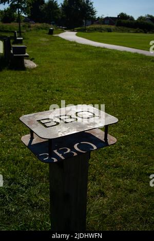 Stand de sécurité pour barbecue en métal pour barbecues jetables dans le parc public d'Eastleigh près de Southampton Hampshire Angleterre pour prévenir les incendies et les accidents. Banque D'Images