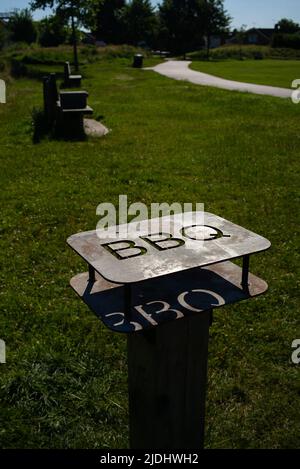 Stand de sécurité pour barbecue en métal pour barbecues jetables dans le parc public d'Eastleigh près de Southampton Hampshire Angleterre pour prévenir les incendies et les accidents. Banque D'Images